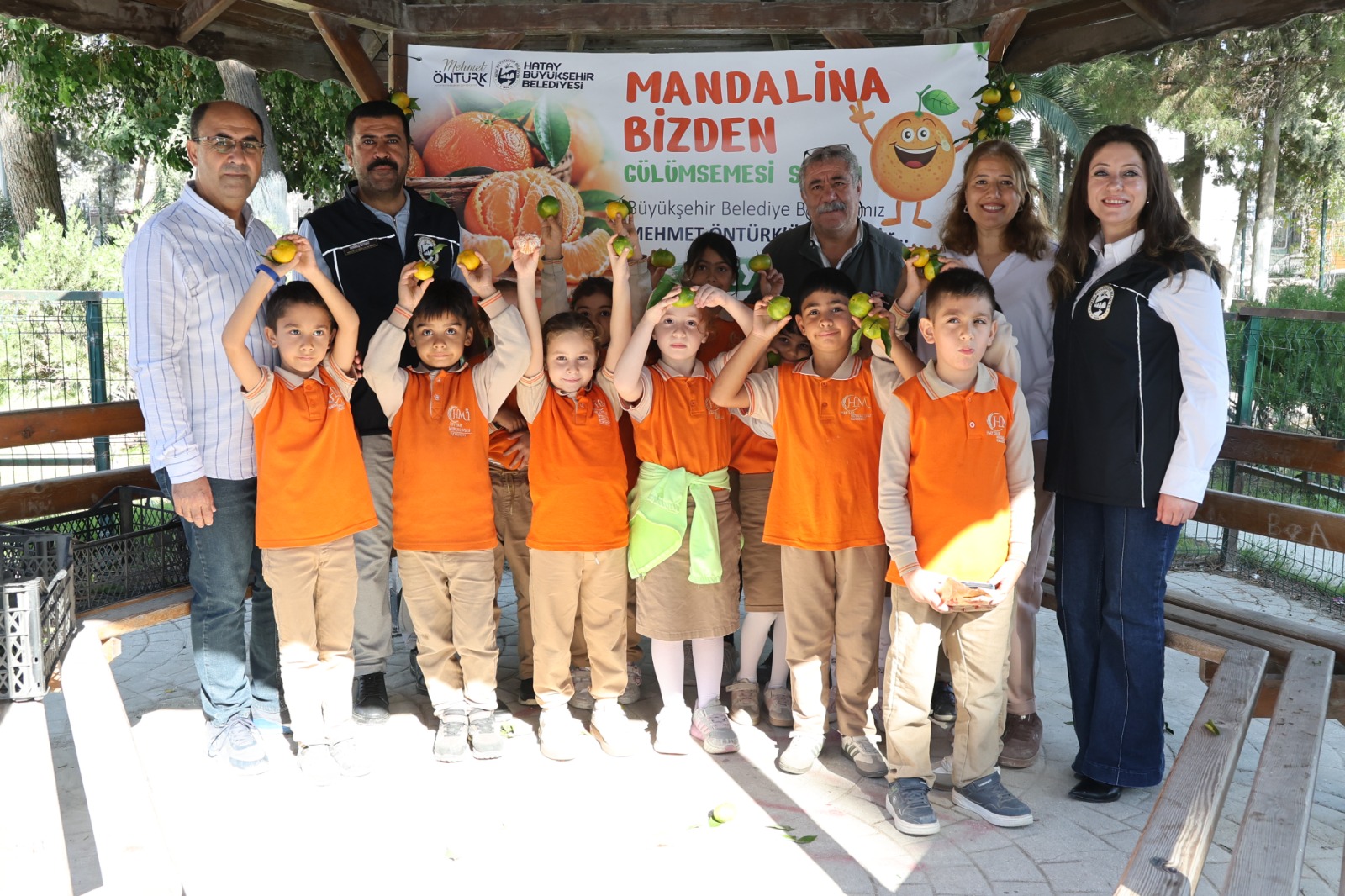 HBB, ÜRETİCİDEN ALDIĞI MANDALİNALARI ÖĞRENCİLERE İKRAM ETTİ
