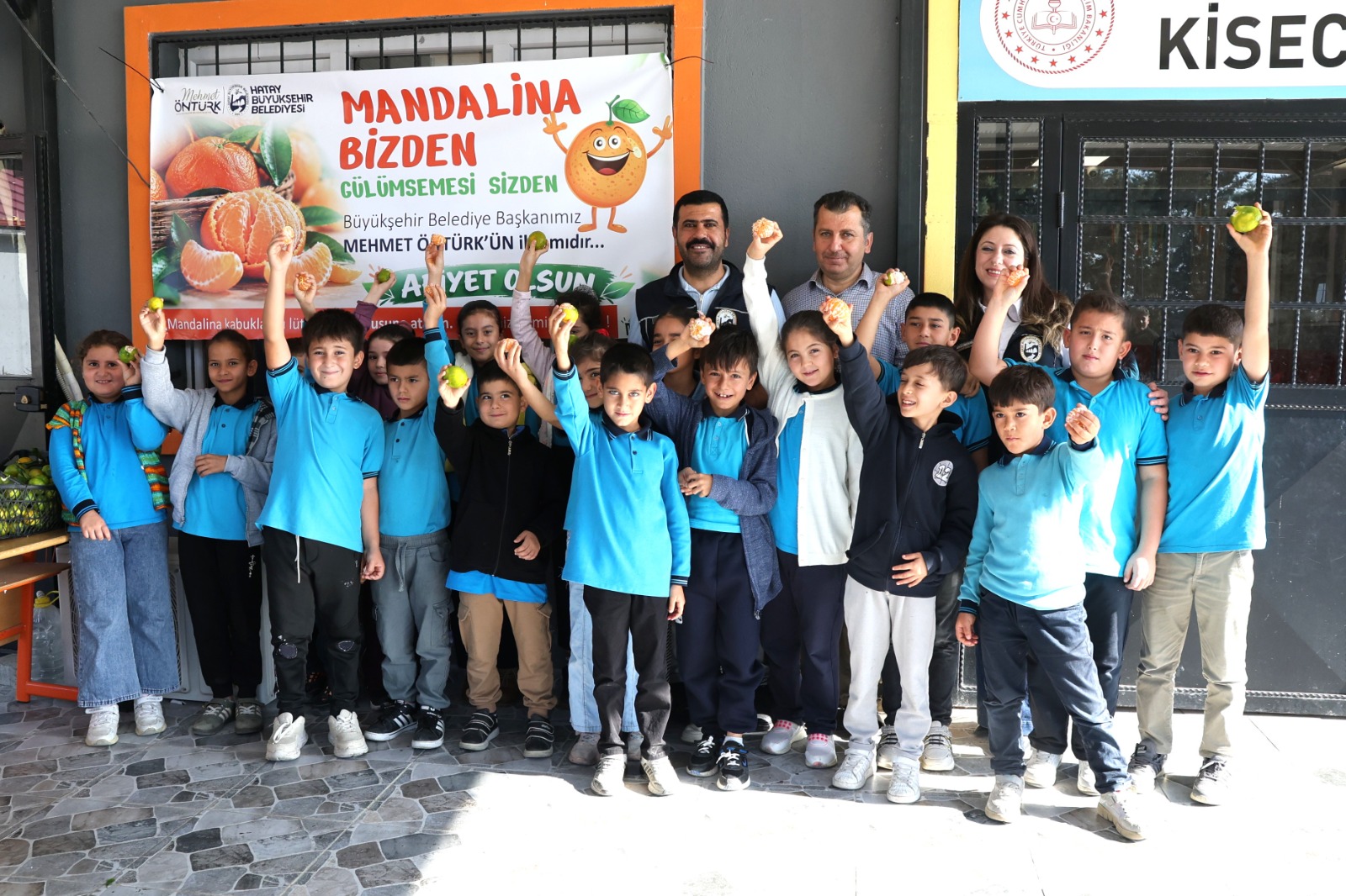 HBB, ÜRETİCİDEN ALDIĞI MANDALİNALARI ÖĞRENCİLERE İKRAM ETTİ