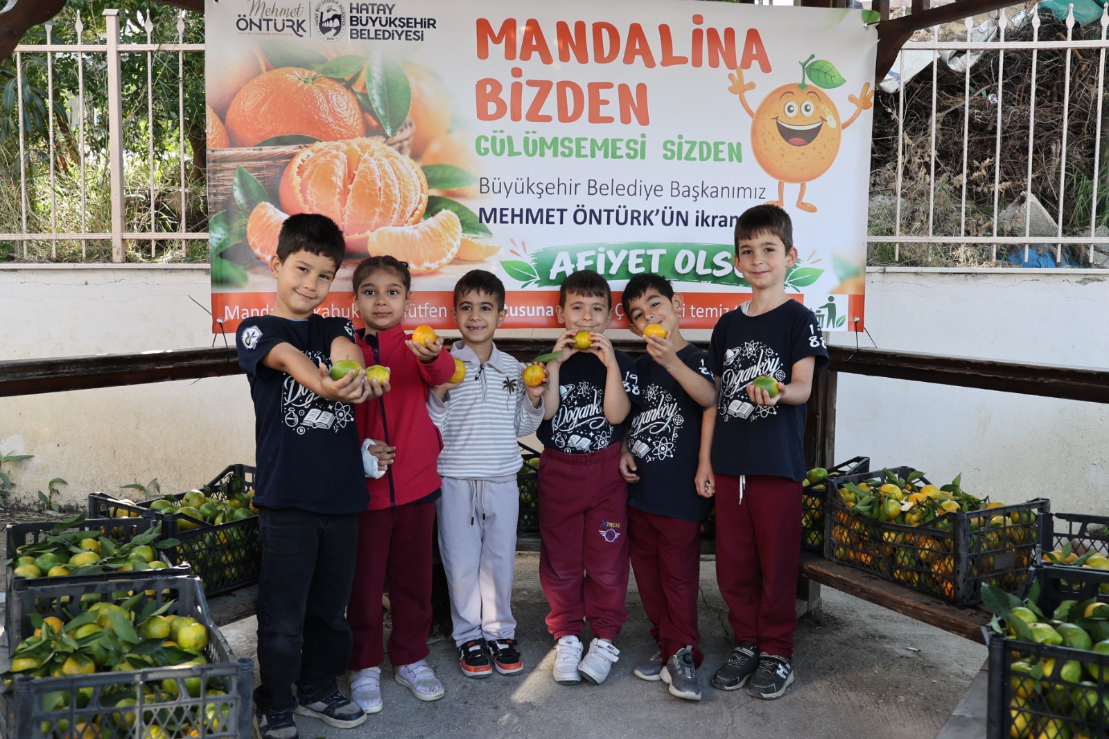 HBB, ÜRETİCİDEN ALDIĞI MANDALİNALARI ÖĞRENCİLERE İKRAM ETTİ