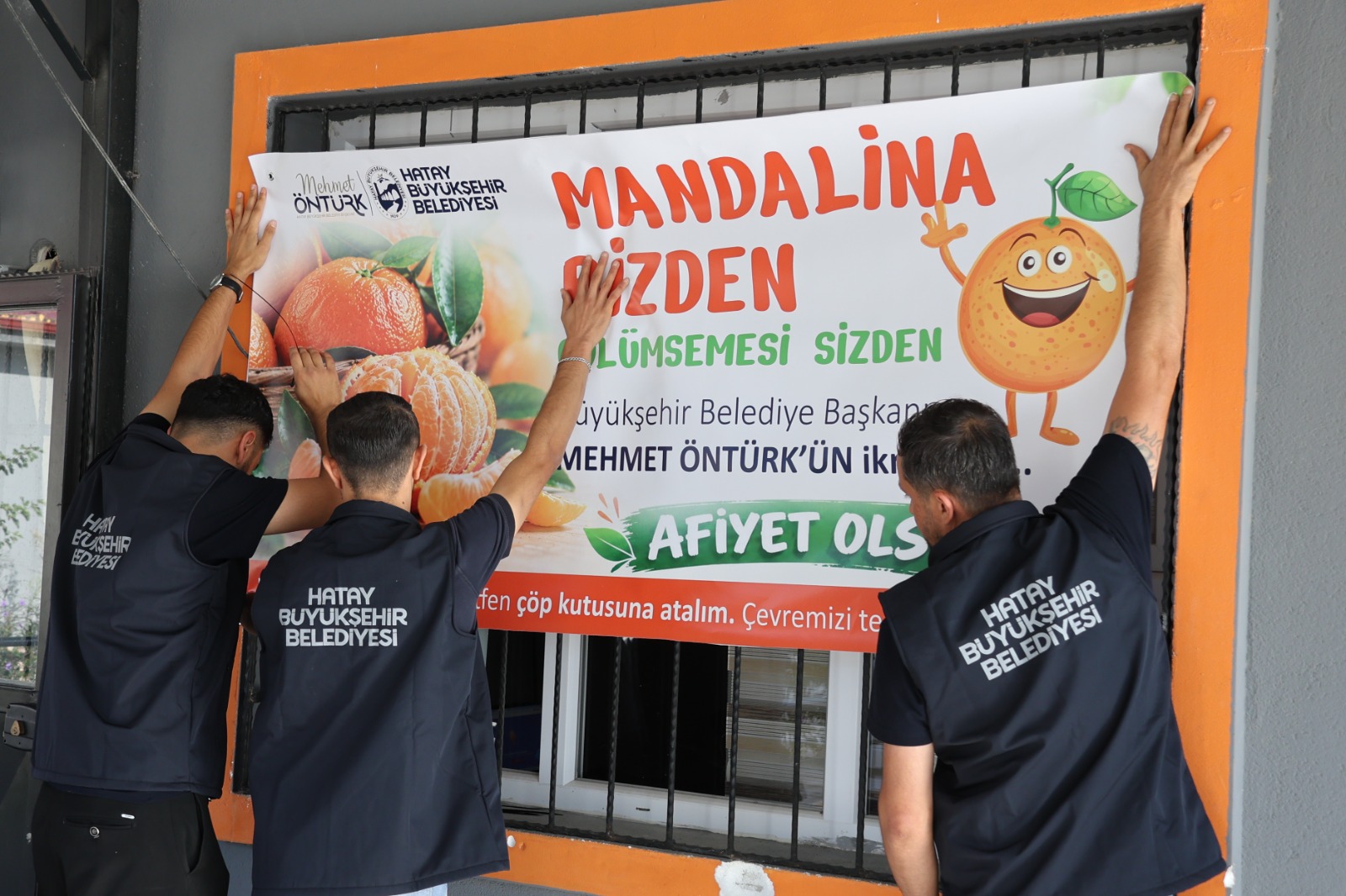 HBB, ÜRETİCİDEN ALDIĞI MANDALİNALARI ÖĞRENCİLERE İKRAM ETTİ