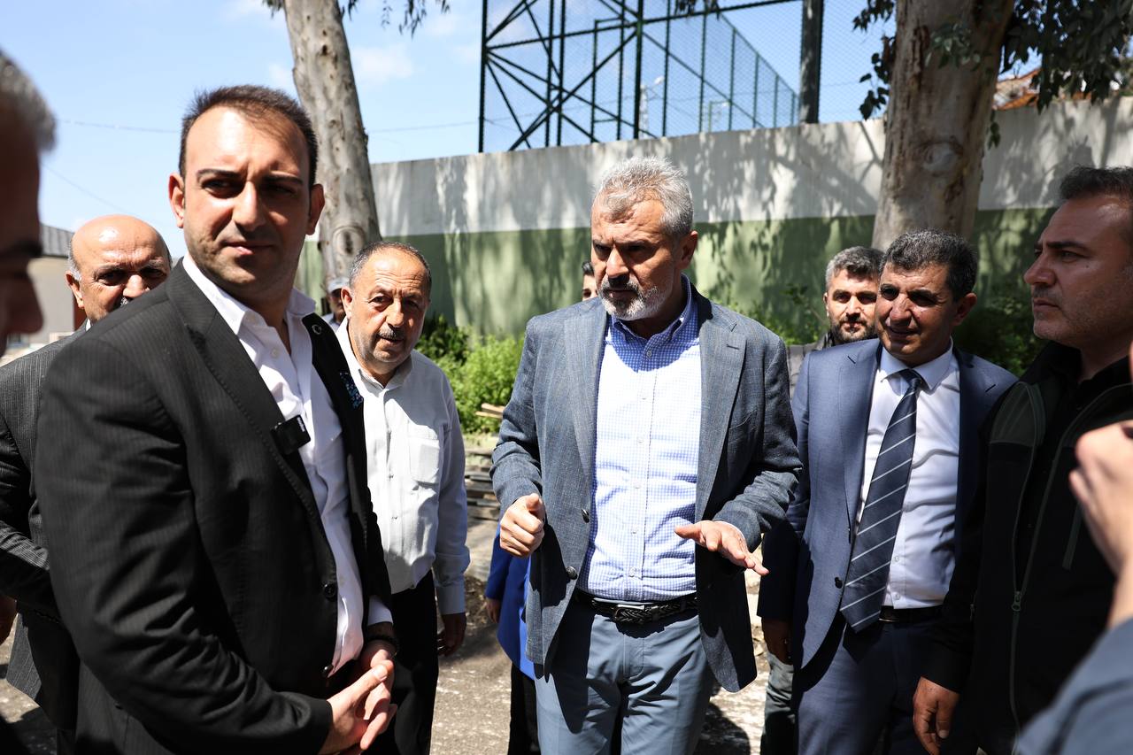 BAŞKAN ÖNTÜRK DEFNE’DE PRESTİJ CADDE VE YOL ÇALIŞMALARINI KONTROL ETTİ 